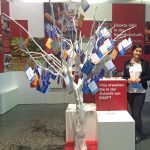Messestand der BASF mit einem Wunschkartenbaum
