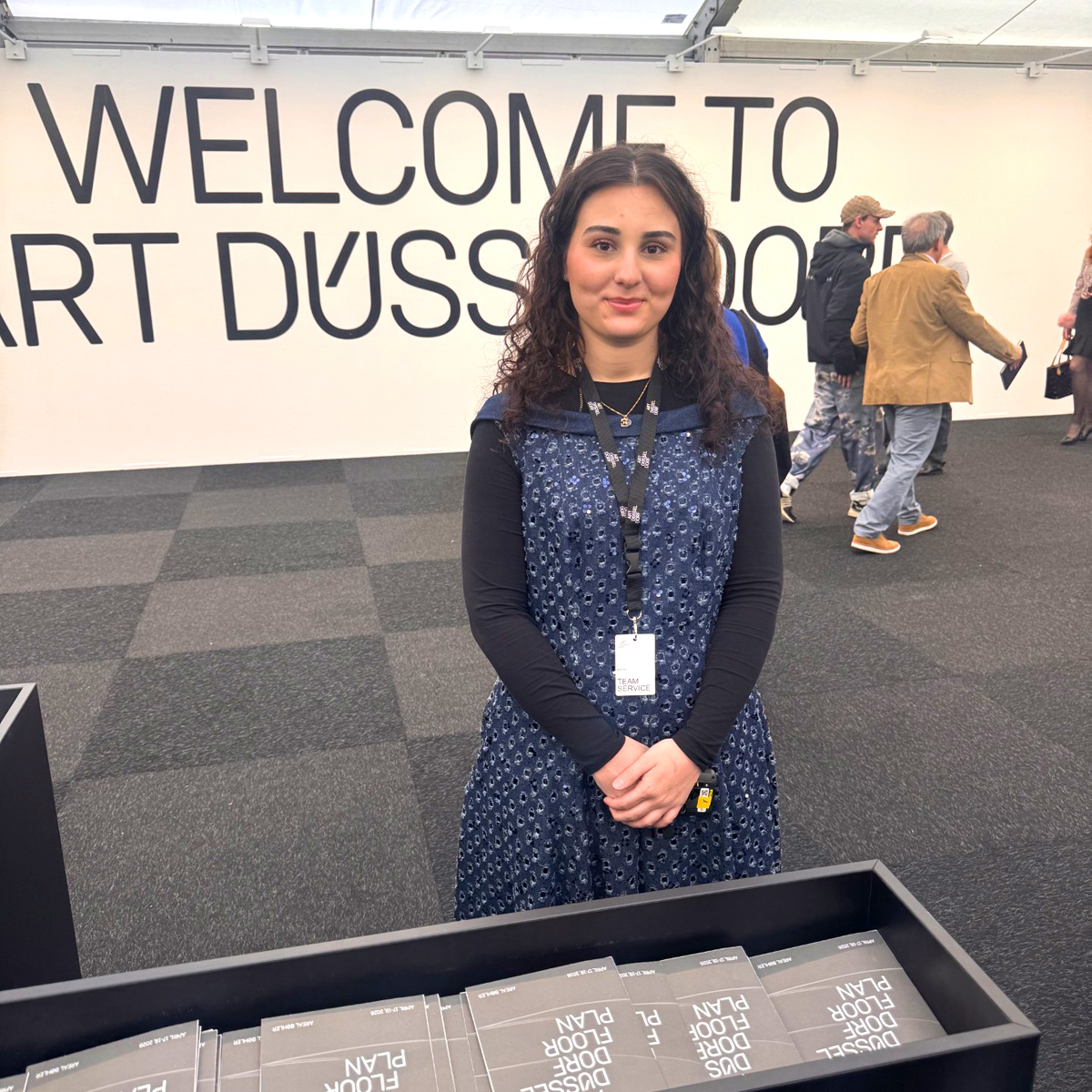 Art-Duesseldorf-1-Hostess-Eingang